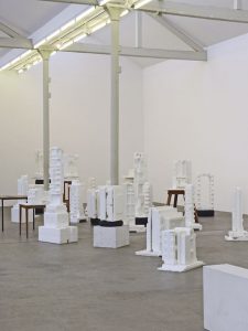 o.T., Installation aus Plastiken, Styropor und diverse Materialien, Tische, Autoreifen, 2012 – 2017, Größen variierend