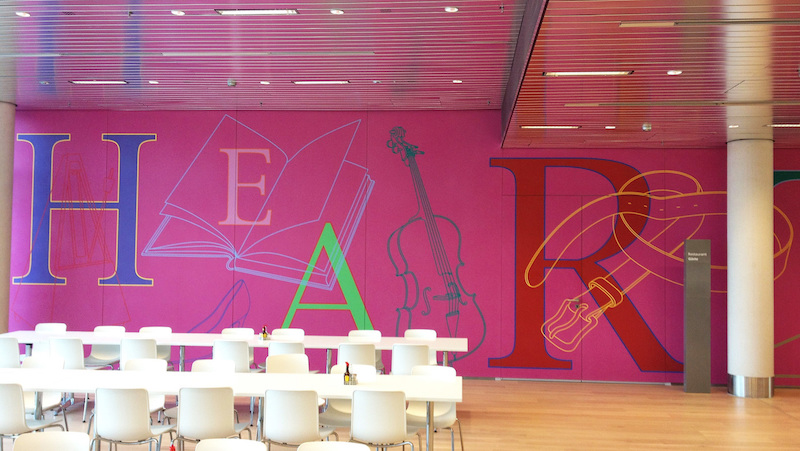 Michael Craig-Martin, Corian®-Installation, Mitarbeitercasino Talanx AG Hannover, 2013 © Der Künstler