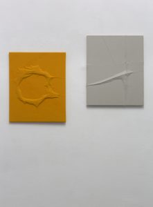 Links: „ohne Titel«, 2016, Papier, Baumwolle auf Keilrahmen, 50 x 40 cm. Rechts: „macula IV«, 2016, Polyester, Packseide auf Keilrahmen, 50 x 40 cm
