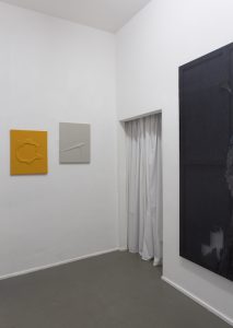 Links: „ohne Titel«, 2016, Papier, Baumwolle auf Keilrahmen, 50 x 40 cm. Mitte: „macula IV«, 2016, Polyester, Packseide auf Keilrahmen, 50 x 40 cm. Rechts Anschnitt »Andante«, 2019, Polyester, bedrucktes Papier auf Keilrahmen, 180 x 100 cm