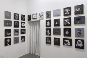Instant Panoptikum__Wand links und rechts »Detected Dictionary«, 2016 bis 2019, Acryl auf Leinwand auf Holz, Hochformate 30 x 25 cm, Querformate 25 x 30 cm, ungerahmt